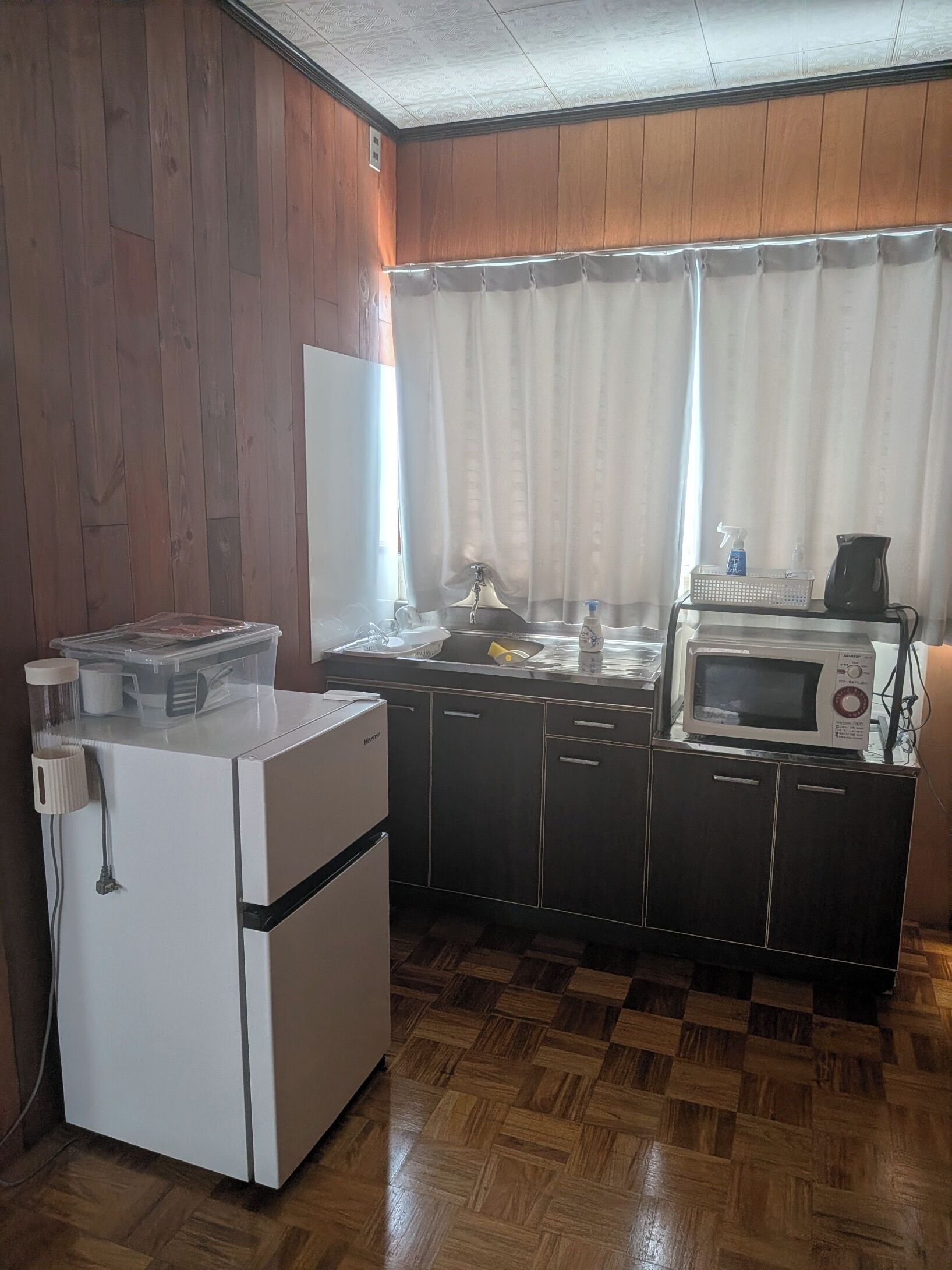 洋室 禁煙 | 専用キッチン | 冷蔵庫、電子レンジ、コンロ、調理器具と食器