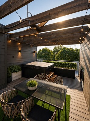 Outdoor dining - Luxe ATL Rooftop Retreat/Walking Distance Beltline/9 mins from Mercedes Benz (Atlanta)