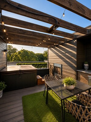 Outdoor dining - Luxe ATL Rooftop Retreat/Walking Distance Beltline/9 mins from Mercedes Benz (Atlanta)