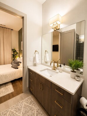Bathroom - Luxe ATL Rooftop Retreat/Walking Distance Beltline/9 mins from Mercedes Benz (Atlanta)