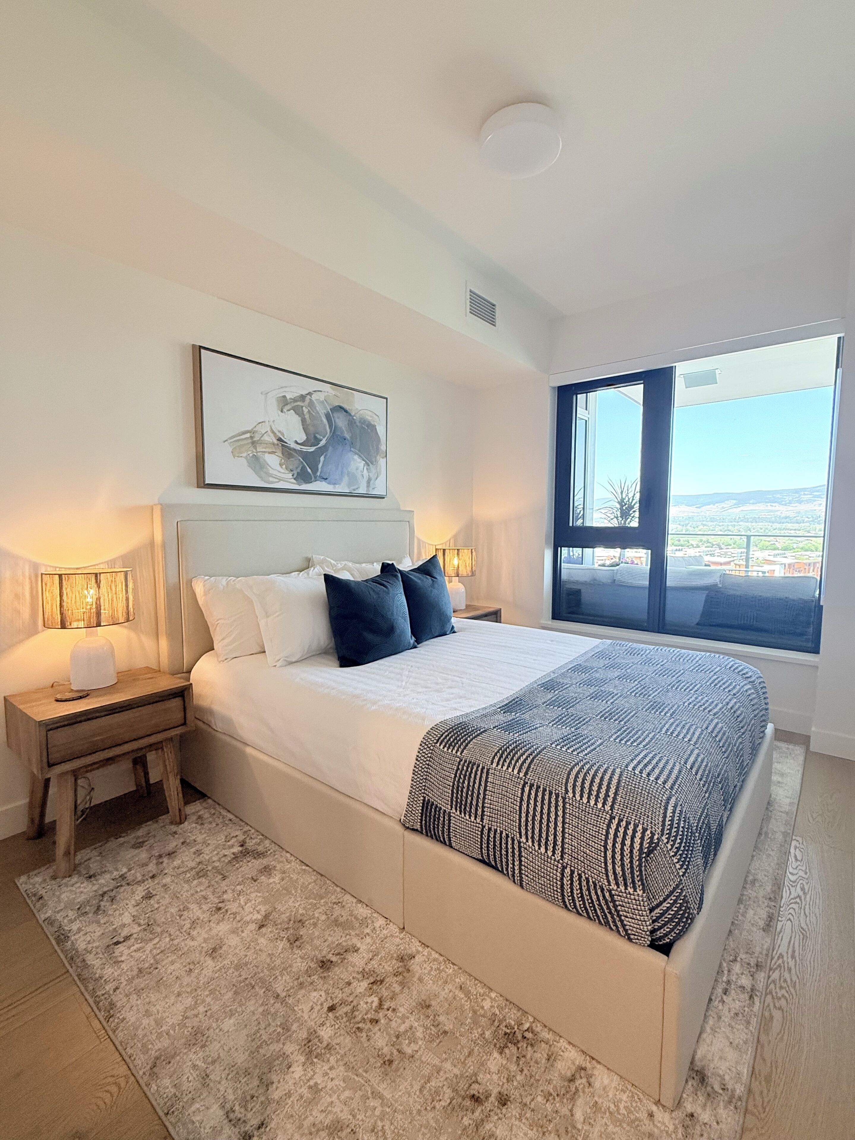 Luxury Living At Aqua | Pool, Spa, Golf Sim Plus Downtown Kelowna & Lake Views - Kelowna