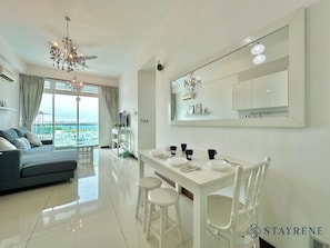 Comfort-Apartment, Meerblick | Essbereich im Zimmer