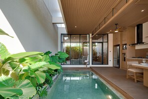Vil·la, piscina privada, vistes a la piscina | Cuina privada | Frigorífic, microones, placa de cuina i bullidora elèctrica 