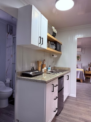 Refrigerador, microondas, horno y cafetera y tetera 