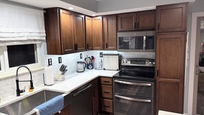 Wasserkocher mit Kaffee-/Teezubehör, Kühlschrank, Mikrowelle, Ofen
