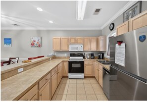 Private kitchen - Serene 2-bedroom condo "where it is always Sunny" in Myrtle Beach (Myrtle Beach)