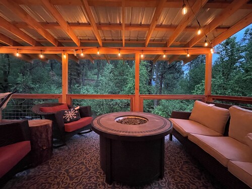 Cozy Creek Hideaway! 4BR Home w/ large Covered Deck overlooking Geothermal Creek