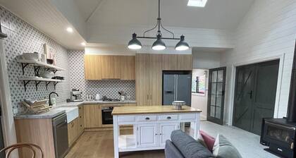 Cool shed conversion on park-like acreage in Harcourt North. Pet friendly!