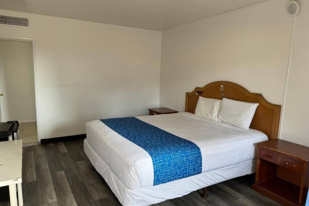 Single Room, 1 King Bed | Desk, free WiFi