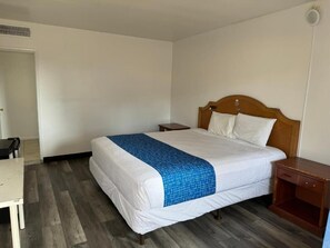 Quarto solteiro, 1 cama King | Escrivaninha, Wi-Fi de cortesia