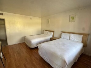 Quarto casal, 2 camas de casal | Escrivaninha, Wi-Fi de cortesia