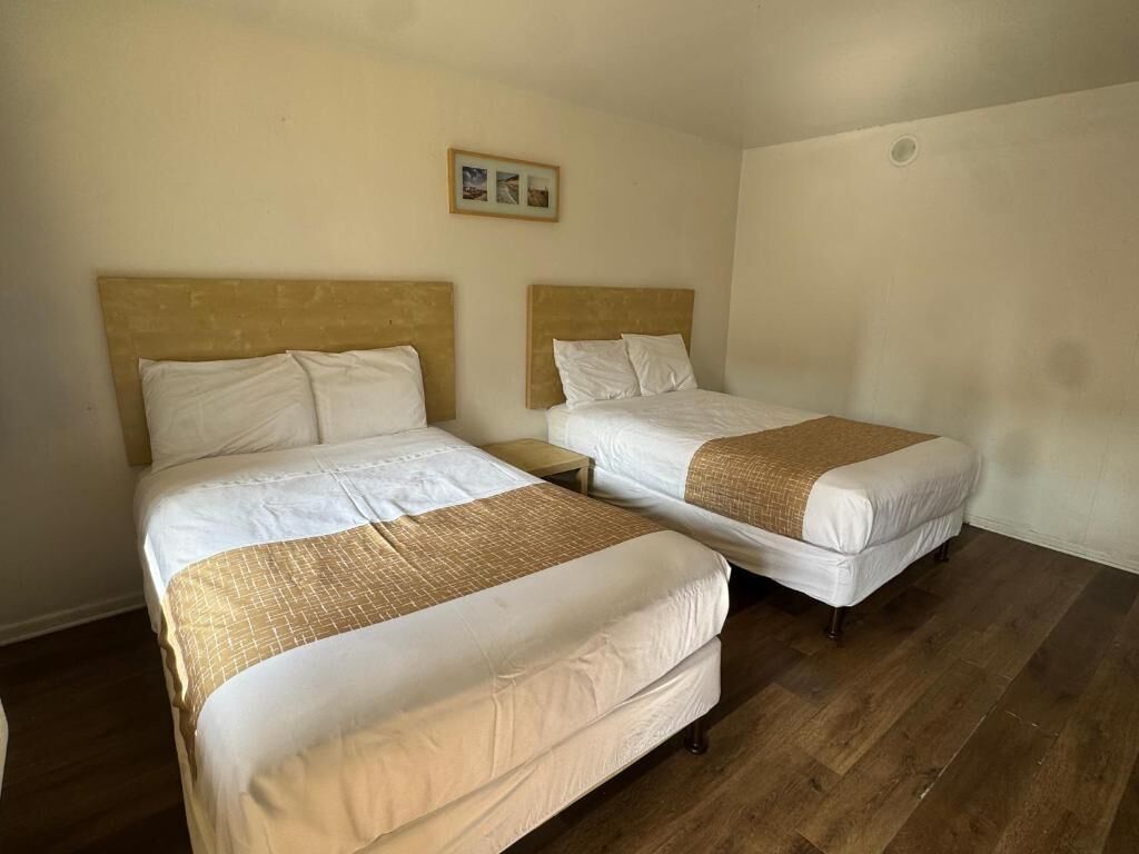Quarto casal, 2 camas de casal | Escrivaninha, Wi-Fi de cortesia