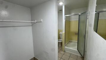 Kamar Single, 1 Tempat Tidur King | Kamar mandi | Perlengkapan mandi gratis, handuk, sabun, dan sampo