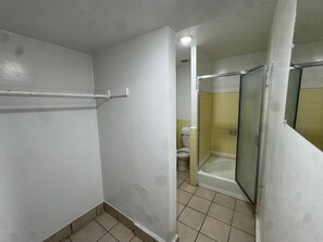 Quarto solteiro, 1 cama King | Banheiro | Produtos de toalete grátis, toalhas de banho, sabonete, shampoo