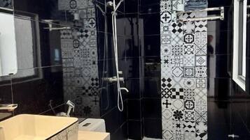 Articles de toilette gratuits, sèche-cheveux, chaussons