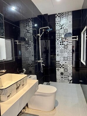 Kostenlose Toilettenartikel, Haartrockner, Hausschuhe, Handtücher
