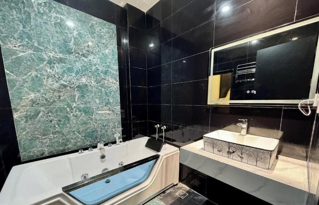 Amenidades de baño gratuitas, secadora de cabello, pantuflas, toallas 