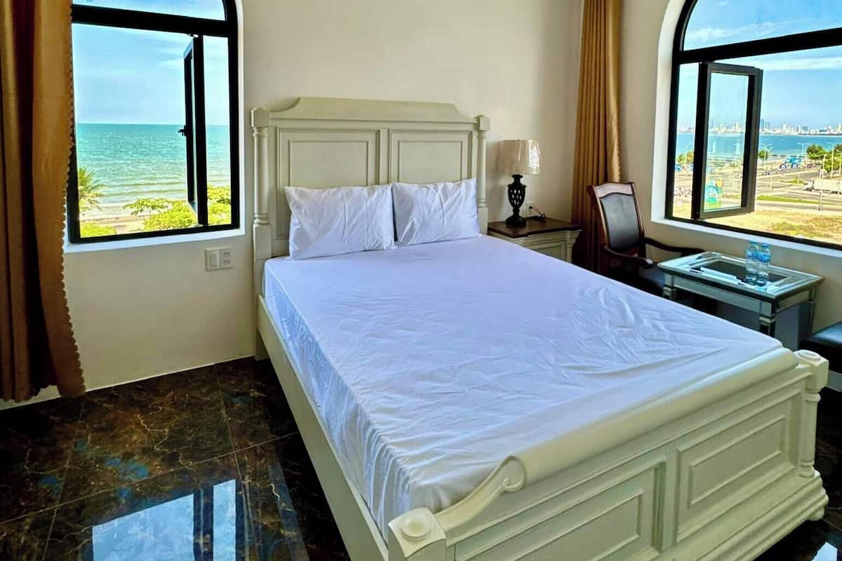 Habitación Deluxe, vista a la ciudad | Escritorio, tabla de planchar con plancha y wifi gratis