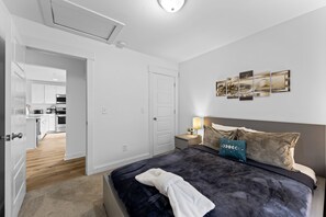 Tabla de planchar con plancha, wifi y ropa de cama 