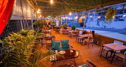 Social Backpacker Hostel & Rooftop Bar