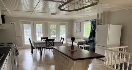 Peaceful cottage in Port Franks. Near community center 5 min by car from beach.