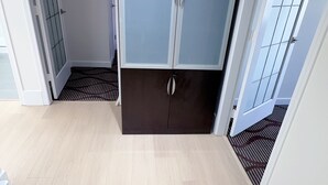 A room with a wardrobe, a door, and a patterned mat. - Entire condo in White Rock, Canada (White Rock)