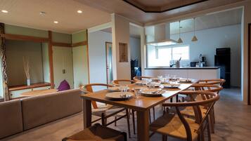 Basic House, City View | Dining