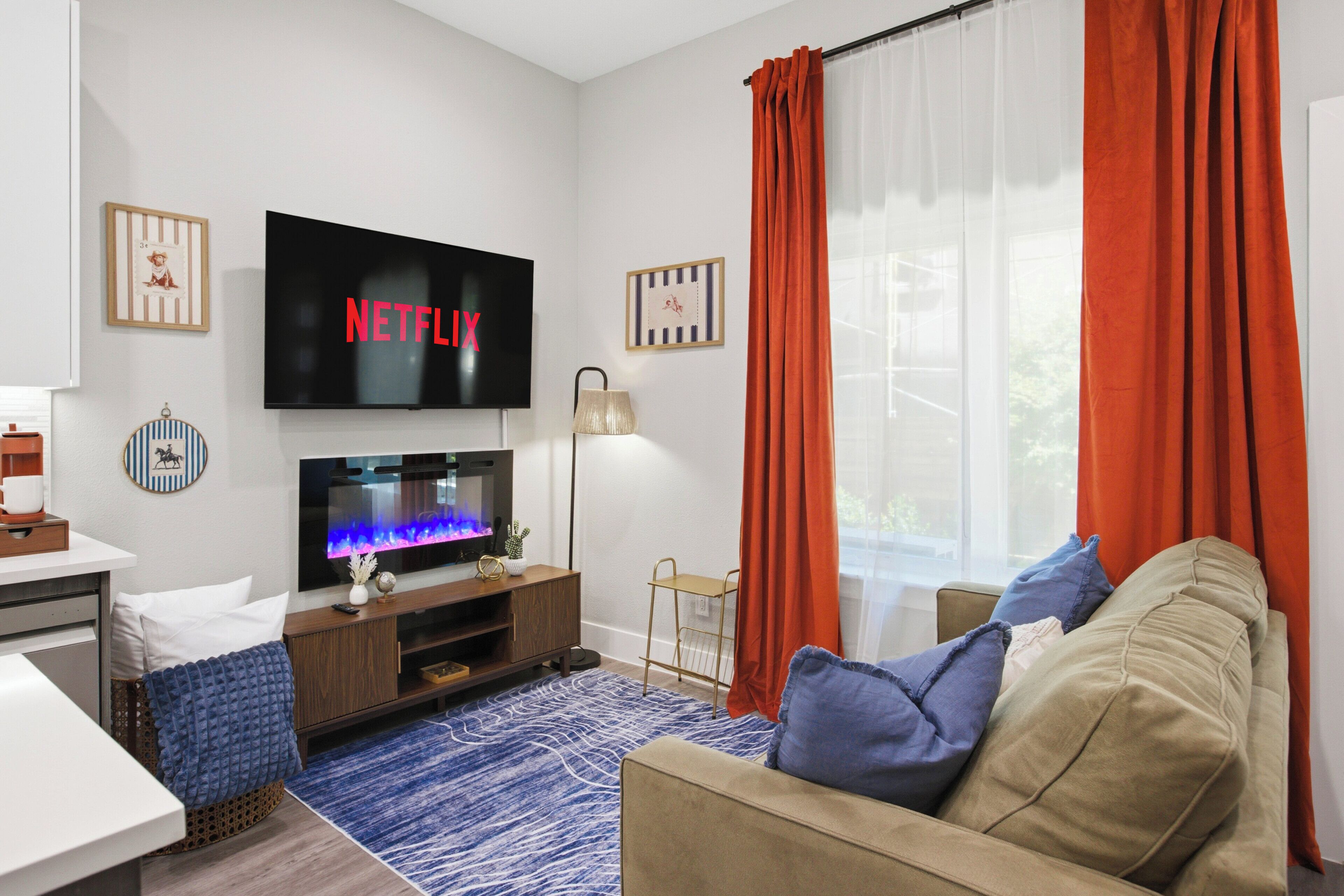 Smart-tv och eldstad