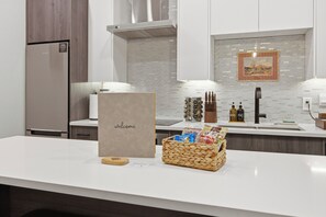 Wasserkocher mit Kaffee-/Teezubehör, Kühlschrank, Mikrowelle, Ofen