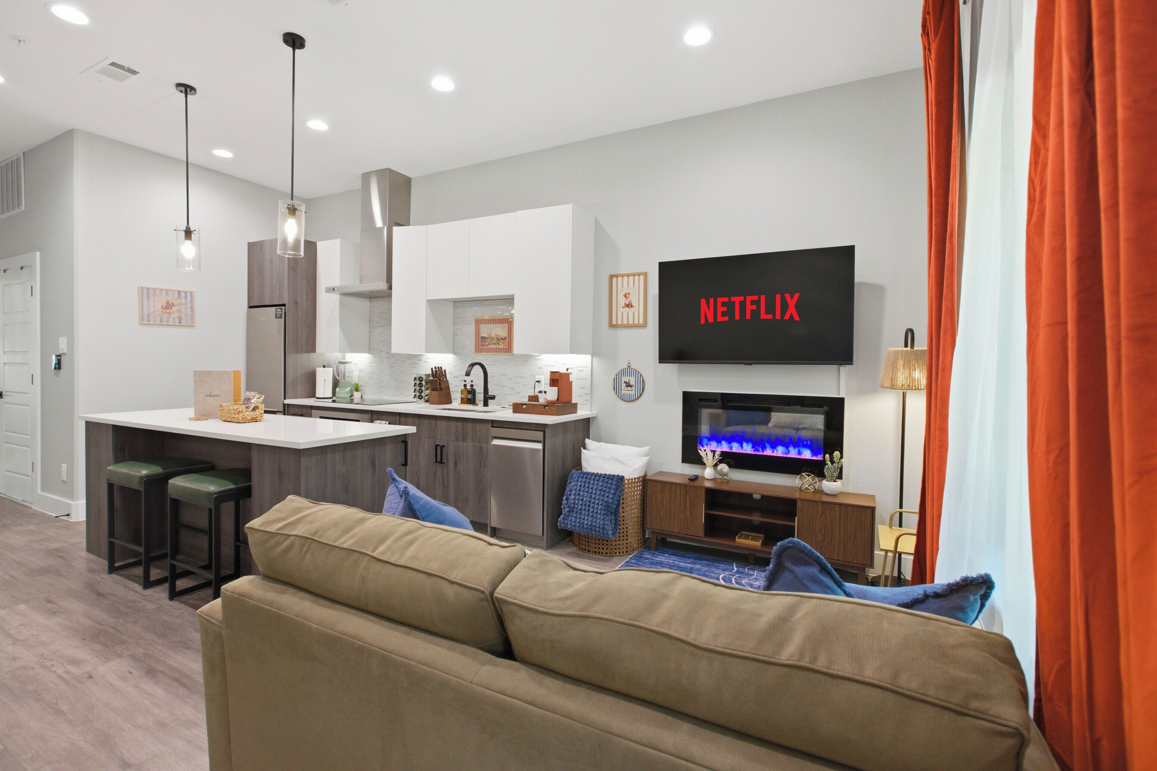 Smart TV, fireplace