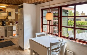 Wasserkocher mit Kaffee-/Teezubehör, Kühlschrank, Mikrowelle, Herdplatte