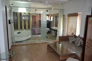 Suite Royal, balcone, vista fiume | Bagno | Doccia, asciugamani, sapone, shampoo