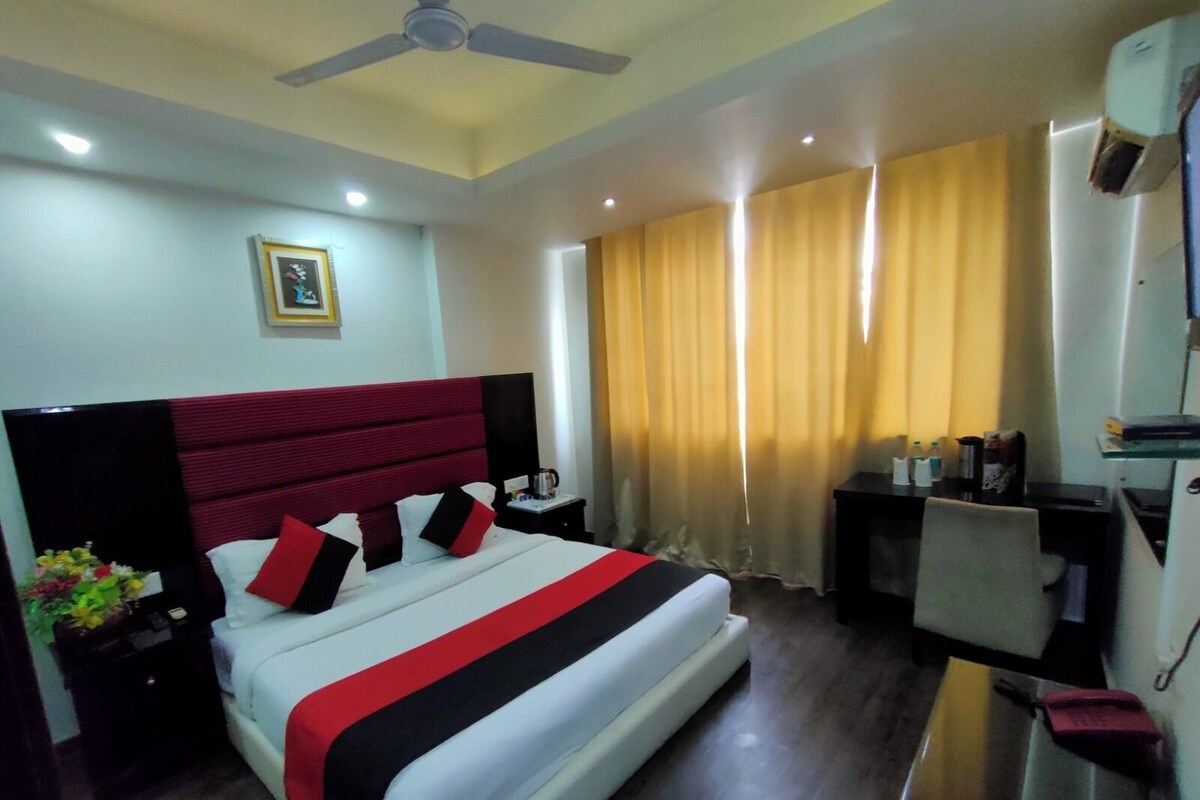 Kamar Double Standar | Meja kerja, ruang kerja ramah laptop, dan Wi-Fi gratis