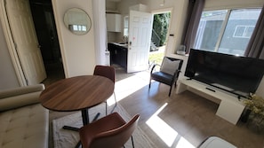Smart TV, stereo - Park view home (Vancouver)