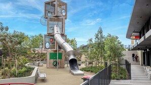 Ein Spielplatz mit Rutsche und Klettergerüsten.