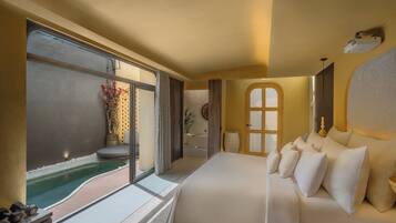 Habitación de hotel con una cama grande, una piscina pequeña y vistas al exterior.