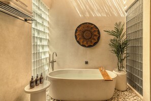 Vila, piscina particular | Banheiro | Banheira e chuveiro separados, chuveiro com efeito de chuva