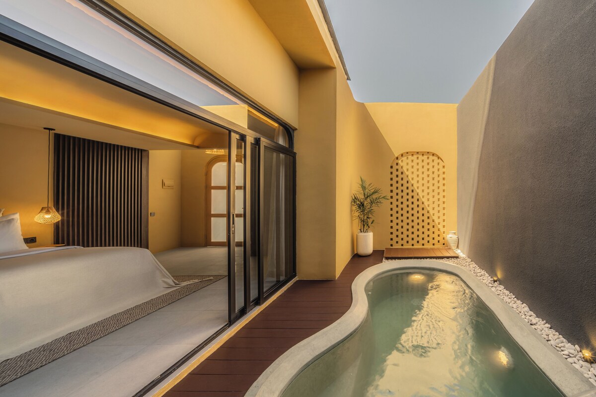 One Bedroom Villa with Private Pool | Hypo-allergenic bedding available, minibar, desk