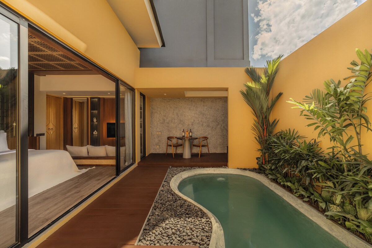 Grand One Bedroom Villa with Private Pool | Hypo-allergenic bedding available, minibar, desk