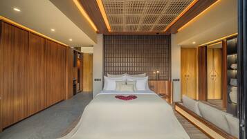 Habitación de hotel con una cama grande, paneles de madera y un diseño de techo moderno.