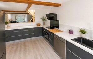 Wasserkocher mit Kaffee-/Teezubehör, Kühlschrank, Ofen, Herdplatte