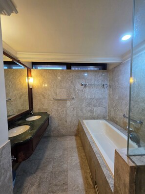 Apartamento familiar | Baño | Bañera y ducha independientes, toallas, jabón y champú