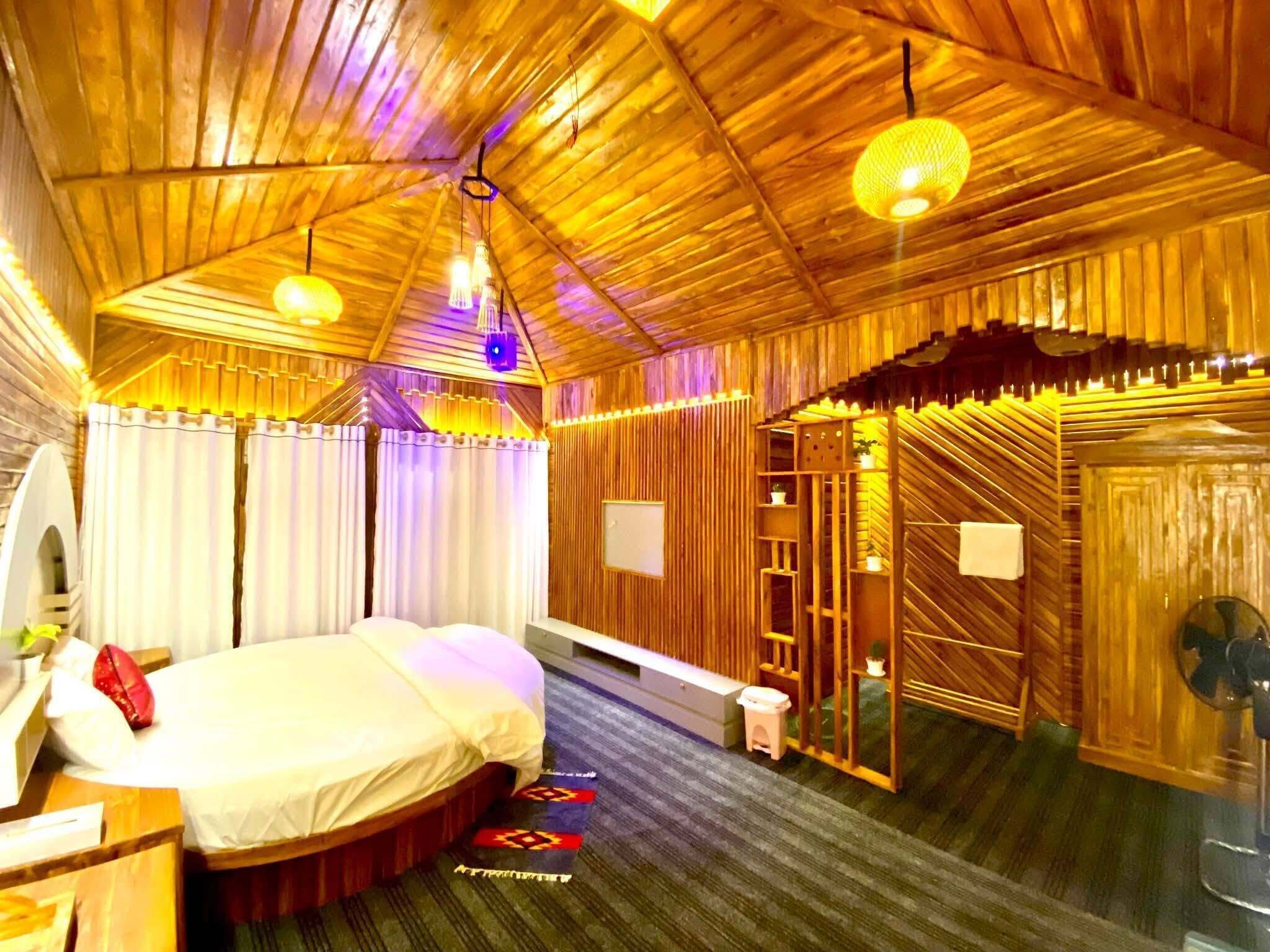 Premium Double Room, Balcony, Mountain View | Desk, WiFi (free), bed sheets