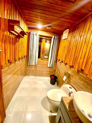 Shower, free toiletries, towels, soap - Meghsomudro Eco Resort Sajek (Sajek)