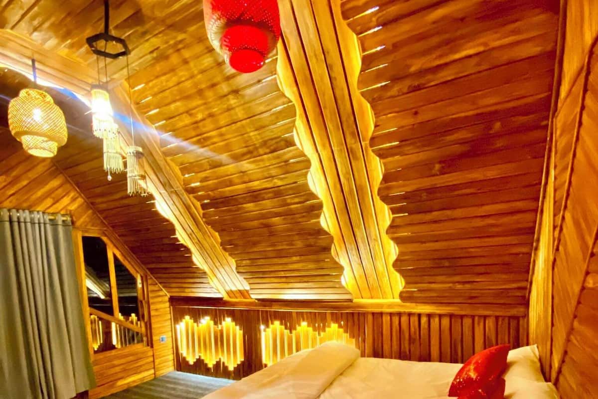Deluxe Double Room, Balcony, Hill View | Desk, WiFi (free), bed sheets