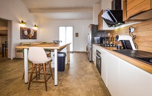 Wasserkocher mit Kaffee-/Teezubehör, Kühlschrank, Mikrowelle, Ofen