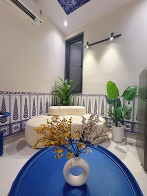 Interior - Indigo - Luxury Bathtub Studio at Golf Course Rd (Gurugram)