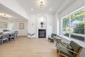 Living area - Spacious 4-bedroom apartment + den home in Surrey (Surrey)