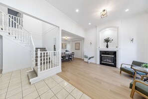 Interior - Spacious 4-bedroom apartment + den home in Surrey (Surrey)