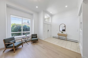 Interior - Spacious 4-bedroom apartment + den home in Surrey (Surrey)